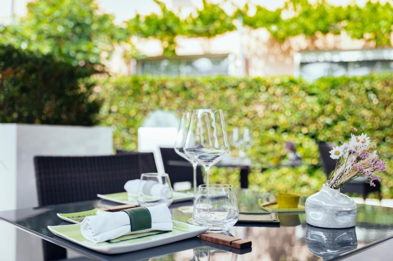 Le Carre D'Alethius Logis Hotel Restaurant Charmes-sur-Rhone ภายนอก รูปภาพ