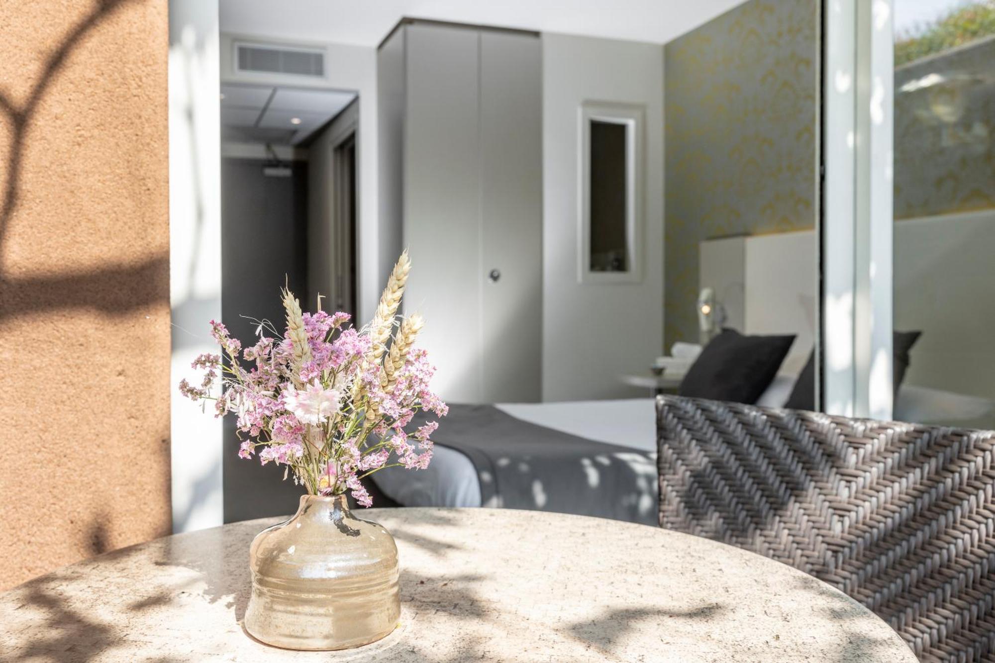 Le Carre D'Alethius Logis Hotel Restaurant Charmes-sur-Rhone ภายนอก รูปภาพ